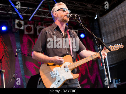 Oakhampton, UK. Il 20 luglio, 2013. Billy Bragg effettua a Chagstock, un piccolo festival di musica vicino a Okehampton, Devon. Il tutto esaurito caso visto i frequentatori del festival godendo il caldo clima soleggiato che ha basked regno unito di recente. Il Met Office ha retrocesso l'ondata di caldo livello di avvertimento ma le temperature dovrebbero salire nuovamente durante la prossima settimana. 20 luglio 2013 Credit: Adam Gasson/Alamy Live News Foto Stock