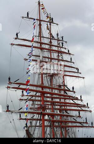 Lug. 20, 2013 - San Pietroburgo, Russia Ð Dal periplo torna barque 'Sedov'. Sulla sua banca solennemente ha incontrato i parenti dei marinai. Maggio 20, 2012 quattro-masted barque 'Sedov', costruito nel 1921, proveniva da San Pietroburgo a vela in tutto il mondo. Per un anno e due mesi, il più grande educativo nave a vela in tutto il mondo (Guinness World Record) è stata più di 47.000 miglia. Ormeggiata al porto 32, 24 membri. Più di 330 studenti di istituti di formazione marittima sono state durante questo periodo di tempo a bordo di una barca a vela pratica. Barca 'Sedov' realizzata la prima circumnavigazione del mondo per il suo 92-anno Foto Stock