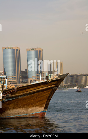 Un colorato e contrastante mix di vecchio e nuovo, sia in acqua che su terreno, può essere visto lungo il Torrente di Dubai, Dubai U.A.E. Foto Stock