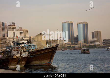 Un colorato e contrastante mix di vecchio e nuovo, sia in acqua che su terreno, può essere visto lungo il Torrente di Dubai, Dubai U.A.E. Foto Stock