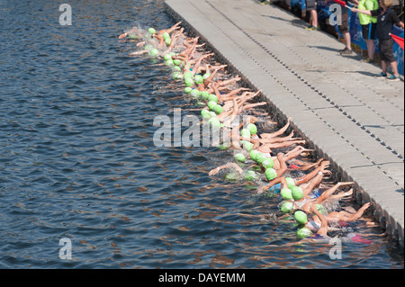 Uomini Elite Sprint Triathlon atleti supremo super montare e fodera veloce fino sotto gli ordini di antipasti sul pontone acqua profonda Foto Stock