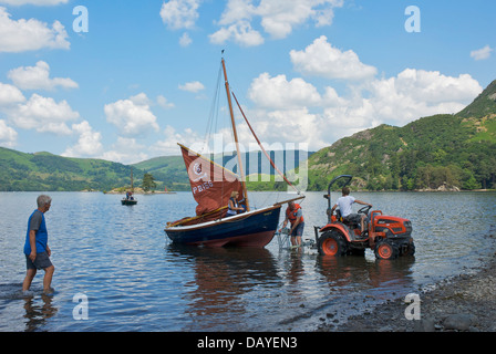 Alaggio barca a vela sul rimorchio, Glenridding Sailing Club, Ullswater, Lake District, Cumbria, England Regno Unito Foto Stock