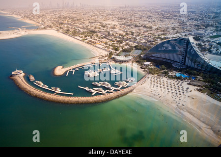 Panoramica del Jumeirah Beach Resort e yacht marina dal Burj al-Arab Hotel Bar Skyview a Dubai U.A.E. Foto Stock