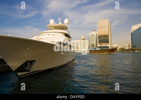 Un colorato e contrastante mix di vecchio e nuovo, sia in acqua che su terreno, può essere visto lungo il Torrente di Dubai, Dubai U.A.E. Foto Stock