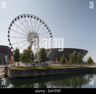 La ruota di Liverpool quayside vista dal Dock Salthouse Arena ruota panoramica Ferris la mattina presto prima di turisti Foto Stock
