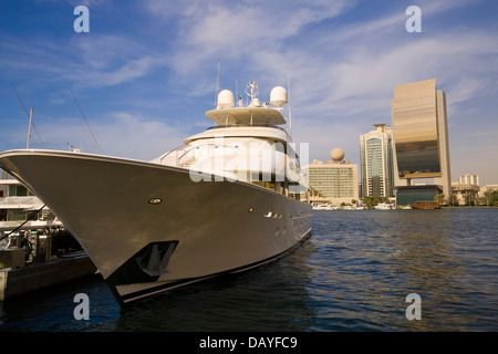 Un colorato e contrastante mix di vecchio e nuovo, sia in acqua che su terreno, può essere visto lungo il Torrente di Dubai, Dubai U.A.E. Foto Stock