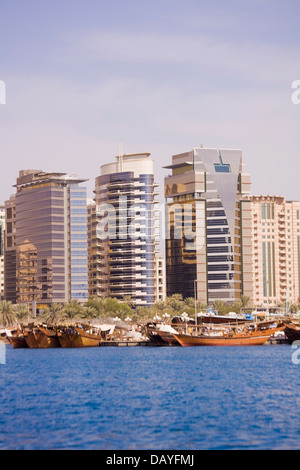 Un colorato e contrastante mix di vecchio e nuovo, sia in acqua che su terreno, può essere visto lungo il Torrente di Dubai, Dubai U.A.E. Foto Stock