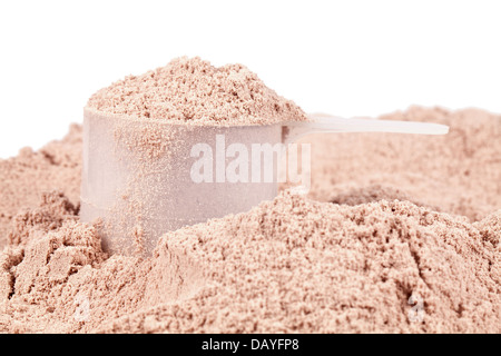 Un cucchiaio di cioccolato il siero di latte isolare proteina Foto Stock