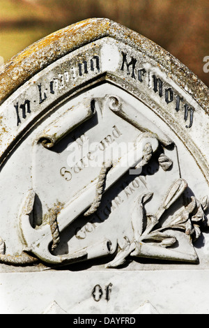 Una lapide recante la scritta "In memoria amorosa' e 'In sicuri e la speranza certa',con un elemento di ancoraggio e la corda. Foto Stock