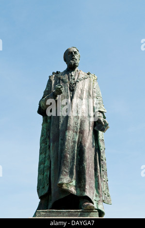 Statua di bronzo di Spencer Compton Cavendish, ottavo duca di Devonshire, nelle vesti di un cancelliere dell'Università di Cambridge. Foto Stock