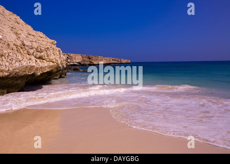 Le pinne Beach, vicino al villaggio di Tiwi, Oman. Foto Stock