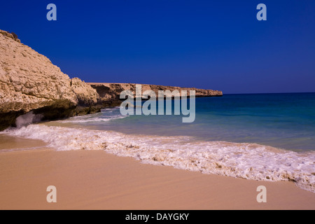 Le pinne Beach, vicino al villaggio di Tiwi, Oman. Foto Stock