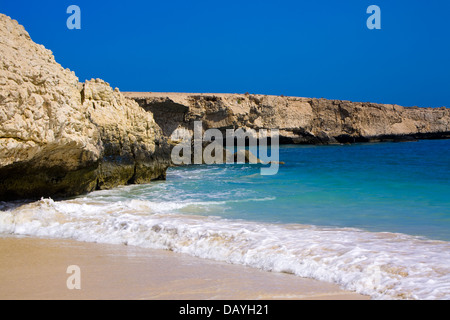 Alette idilliaca spiaggia è situato appena al di fuori della nuova strada Qurayat-Sur (una strada a doppia carreggiata) nei pressi del villaggio di Tiwi, Oman Foto Stock