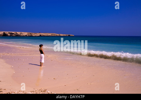 Le pinne Beach, vicino al villaggio di Tiwi, Oman. Foto Stock