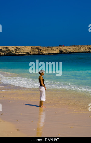 Alette idilliaca spiaggia è situato appena al di fuori della nuova strada Qurayat-Sur (una strada a doppia carreggiata) nei pressi del villaggio di Tiwi, Oman Foto Stock