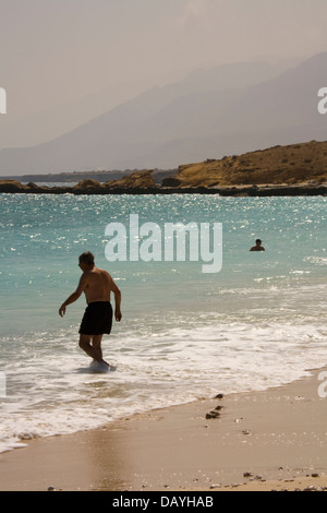 Alette idilliaca spiaggia è situato appena al di fuori della nuova strada Qurayat-Sur (una strada a doppia carreggiata) nei pressi del villaggio di Tiwi, Oman Foto Stock