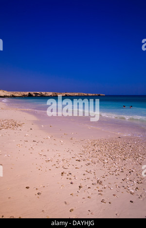 Le pinne Beach, vicino al villaggio di Tiwi, Oman. Foto Stock