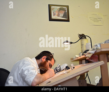 Un graffietto scrivendo sotto una foto del Lubavitcher Rebbe su pergamena di essere utilizzato in phylacteries. Crown Heights Brooklyn New York Foto Stock