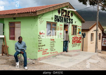 Scena di strada, Imizamo Yethu township, Hout Bay, Città del Capo, Sud Africa Foto Stock