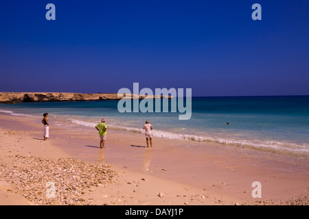 Le pinne Beach, vicino al villaggio di Tiwi, Oman. Foto Stock