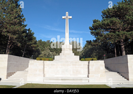 Croce di sacrificio contro un cielo blu nell'Étaples cimitero militare (CWGC), Etaples, Pas de Calais, Francia. Foto Stock