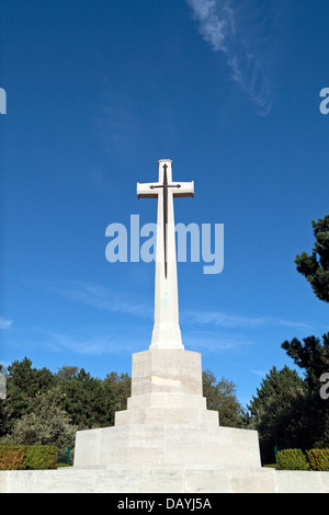 Croce di sacrificio contro un cielo blu nell'Étaples cimitero militare (CWGC), Etaples, Pas de Calais, Francia. Foto Stock