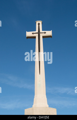 Croce di sacrificio contro un cielo blu nell'Étaples cimitero militare (CWGC), Etaples, Pas de Calais, Francia. Foto Stock