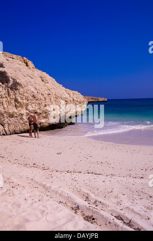 Le pinne Beach, vicino al villaggio di Tiwi, Oman. Foto Stock