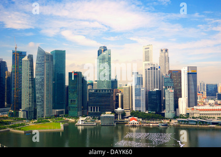 Vista aerea di Singapore il distretto centrale degli affari con elevato aumento edifici per uffici e Marina Bay acque in primo piano. Foto Stock