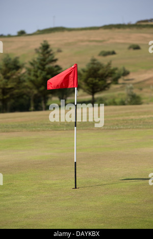 Red campo da golf bandiera in una giornata di sole Foto Stock