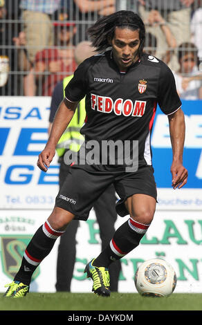 Memmingen, Germania. Il 20 luglio, 2013. Il Principato di Monaco il giocatore Radamel Falcao in azione durante il soccer test match tra FC Augsburg e come Monaco a Memmingen, Germania, 20 luglio 2013. Foto: Karl-Josef Hildenbrand/dpa/Alamy Live News Foto Stock