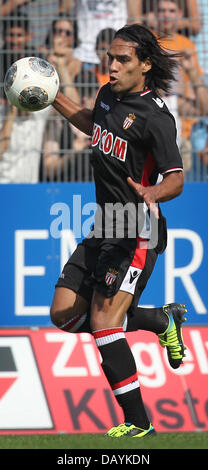 Memmingen, Germania. Il 20 luglio, 2013. Il Principato di Monaco il giocatore Radamel Falcao in azione durante il soccer test match tra FC Augsburg e come Monaco a Memmingen, Germania, 20 luglio 2013. Foto: Karl-Josef Hildenbrand/dpa/Alamy Live News Foto Stock