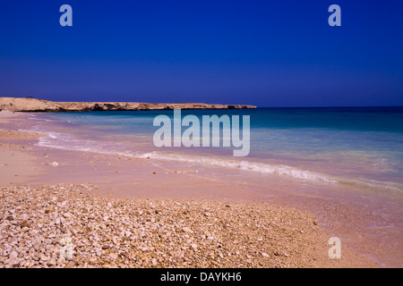 Le pinne Beach, vicino al villaggio di Tiwi, Oman. Foto Stock