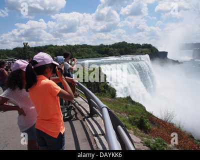 Cascate del Niagara, il bordo delle cascate Americane da Goat Island Foto Stock