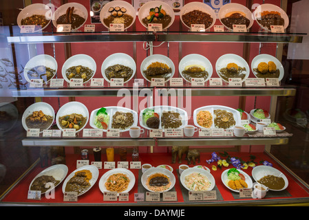 Placcato repliche alimentare nella finestra di un ristorante giapponese a Yokohama, Giappone Foto Stock