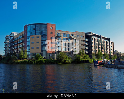 Riverside Apartments lungo il Fiume Lee Navigazione a Hackney Wick, East London, England, Regno Unito Foto Stock