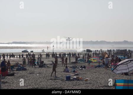 West Wittering, UK. 21 Luglio, 2013. Una emergenza medica a West Wittering Beach, West Sussex. L'emergenza è stato frequentato da 3 ambulanze, 2 auto medica, 2 auto della polizia e guardia costiera di un elicottero. Credito: Andrew Spiers/Alamy Live News Foto Stock