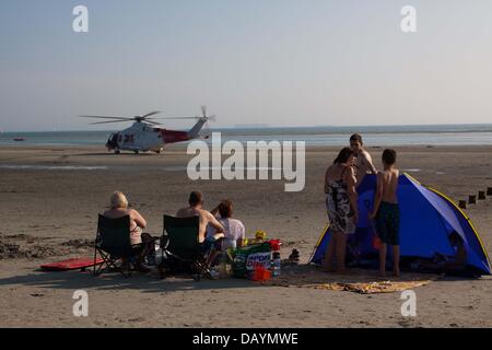 West Wittering, UK. 21 Luglio, 2013. Una emergenza medica a West Wittering Beach, West Sussex. L'emergenza è stato frequentato da 3 ambulanze, 2 auto medica, 2 auto della polizia e guardia costiera di un elicottero. Credito: Andrew Spiers/Alamy Live News Foto Stock