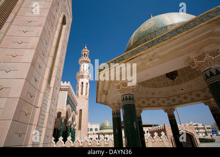 Elegante Shanfari moschea è stata finanziata da un Omani ministro dell'olio, Salalah, provincia di Dhofar, Oman. Foto Stock