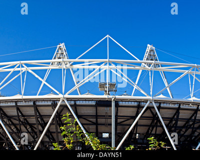 Vista della Olympic Stadium, stadio di host per il 2012 Olimpiadi di estate e Paralimpiadi, situato nel Parco Olimpico, Stratford Foto Stock