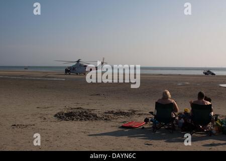 West Wittering, UK. 21 Luglio, 2013. Una emergenza medica a West Wittering Beach, West Sussex. L'emergenza è stato frequentato da 3 ambulanze, 2 auto medica, 2 auto della polizia e guardia costiera di un elicottero. Credito: Andrew Spiers/Alamy Live News Foto Stock