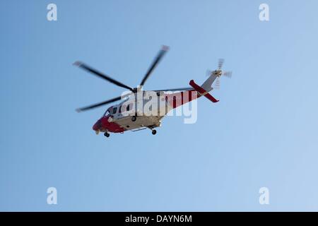 West Wittering, UK. 21 Luglio, 2013. Una emergenza medica a West Wittering Beach, West Sussex. L'emergenza è stato frequentato da 3 ambulanze, 2 auto medica, 2 auto della polizia e guardia costiera di un elicottero. Credito: Andrew Spiers/Alamy Live News Foto Stock