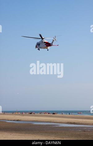 West Wittering, UK. 21 Luglio, 2013. Una emergenza medica a West Wittering Beach, West Sussex. L'emergenza è stato frequentato da 3 ambulanze, 2 auto medica, 2 auto della polizia e guardia costiera di un elicottero. Credito: Andrew Spiers/Alamy Live News Foto Stock