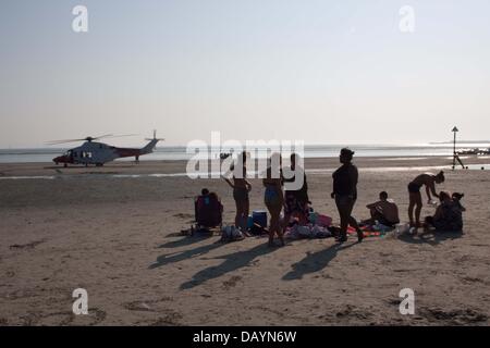 West Wittering, UK. 21 Luglio, 2013. Una emergenza medica a West Wittering Beach, West Sussex. L'emergenza è stato frequentato da 3 ambulanze, 2 auto medica, 2 auto della polizia e guardia costiera di un elicottero. Credito: Andrew Spiers/Alamy Live News Foto Stock