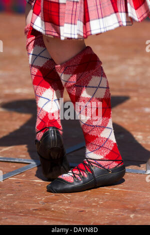 Tomintoul, UK. Il 20 luglio, 2013. Tradizionale Highland Reel dancers all annuale Tomintoul giochi scozzese e la raccolta tenutosi il 3° sabato di luglio, all'showground nel villaggio. Questo villaggio delle highland, ospita un sporting, storico e tradizionale evento durante il mese di luglio, nel Parco Nazionale di Cairngorms; uno dei migliori e più famosi giochi delle Highland scozzesi. Highland raduni hanno una lunga tradizione e storia quando i clan rivali concorrenti, musicisti e ballerini, che erano importanti per il prestigio del clan capotribù, avrebbe dovuto competere gli uni contro gli altri in eventi sportivi. Foto Stock