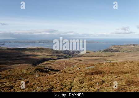 Vista attraverso il Menai Strait di Penmon punto su Anglesey dal nord, Carneddau Snowdonia Foto Stock