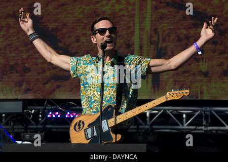 Dan Gillespie vende, voce e chitarra, la sensazione esegue a andare locale, Queen Elizabeth Olympic Park, Londra. Il 19/07/2013 Foto Stock