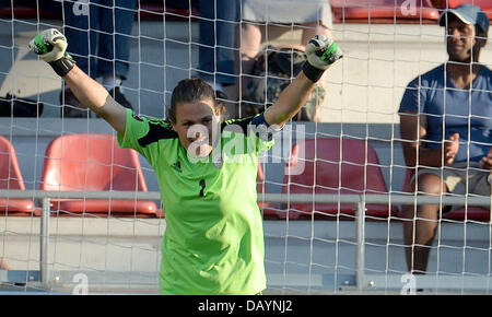 Il portiere Nadine Angerer di Germania reagisce dopo il femminile UEFA EURO 2013 quarto di finale di partita di calcio tra Germania e Italia a Växjö Arena di Vaxjo, Svezia, 21 luglio 2013. Foto: Carmen Jaspersen/dpa +++(c) dpa - Bildfunk+++ Foto Stock