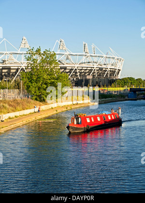Vista di Stratford Stadio Olimpico attraverso il fiume Lea (Lee) Navigazione a Hackney Wick Foto Stock