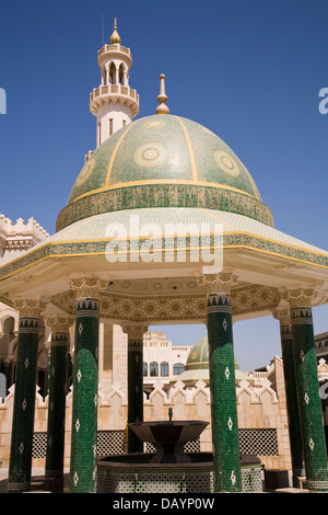 Elegante Shanfari moschea è stata finanziata da un Omani ministro dell'olio, Salalah, provincia di Dhofar, Oman. Foto Stock